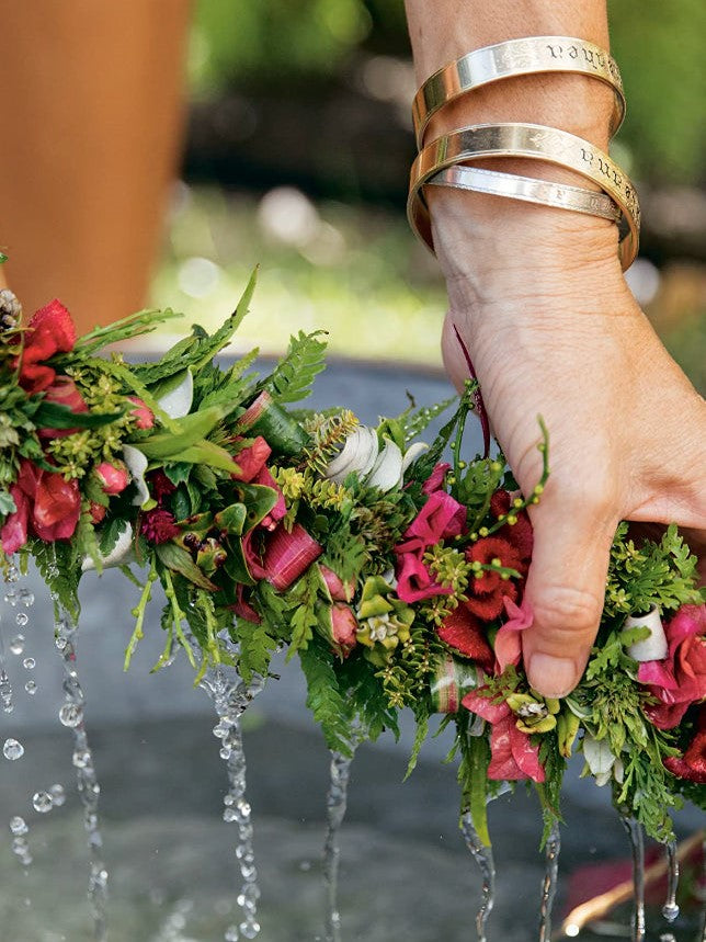 LEI ALOHA: A BOOK CELEBRATING THE VIBRANT FLOWERS AND LEI OF HAWAI'I by Meleana Estes